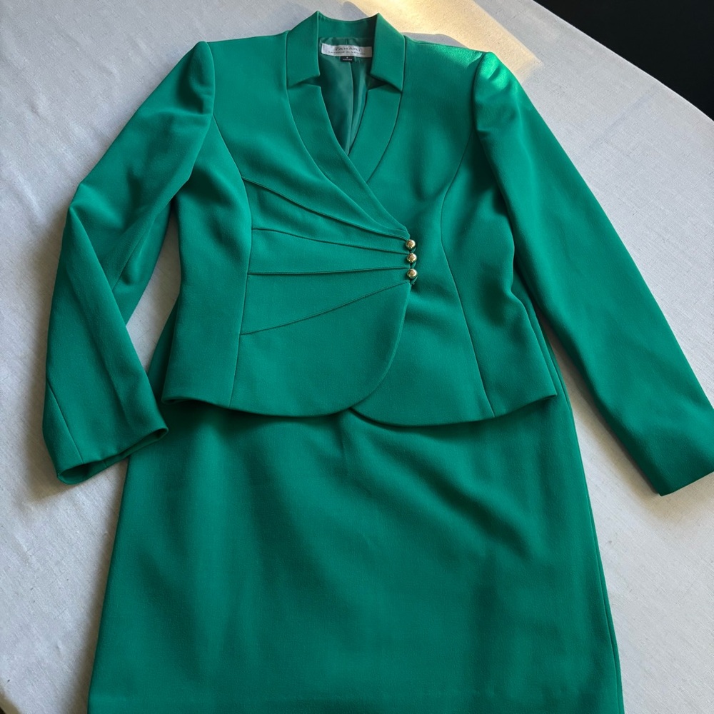 Tahari Arthur S. Levine Green Blazer & Skirt Suit Set Women’s Size 4 Elegant